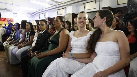 Casamento Gay Coletivo Na Central Do Brasil No Rio
