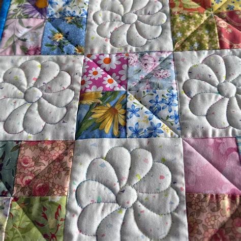 Daisy Table Runner | Two Sisters Quilt Co