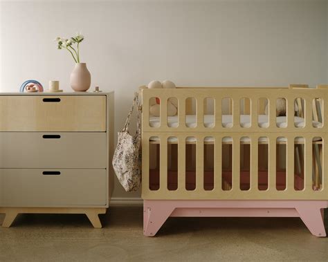 Детская кроватка для новорождённых Милки с маятниковым механизмом с ...