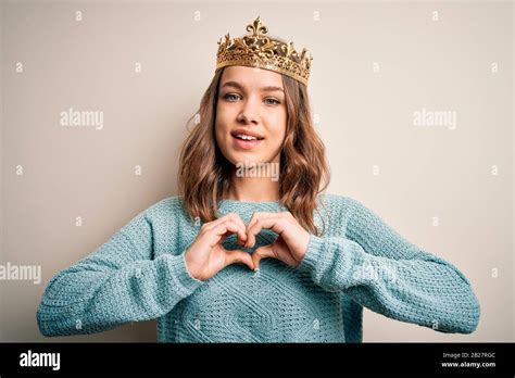 Jeune Fille Blonde Portant Une Couronne Dor E Reine Sur Un Arri Re Plan Isol Souriant Dans L