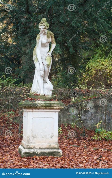 La Estatua De La Mujer Desnuda En Francés De Wallach Parquea Imagen de