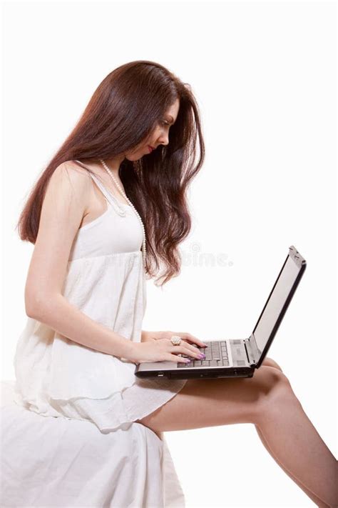 Une Jeune Fille De Brunette Russe Sur La Nature Image Stock Image Du Russe Mignon