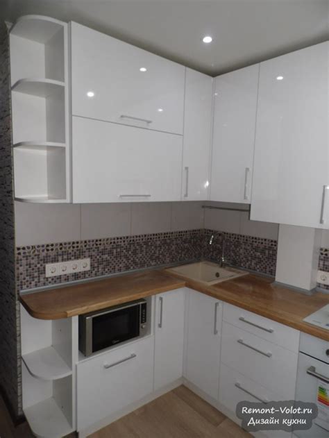 Угловая кухня с колонкой в углу - 91 фото