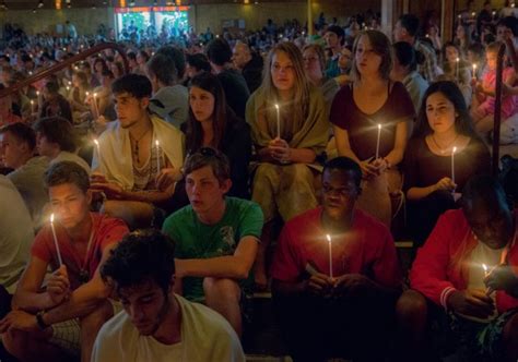 Kerzen Beim Gebet Made By Taize De