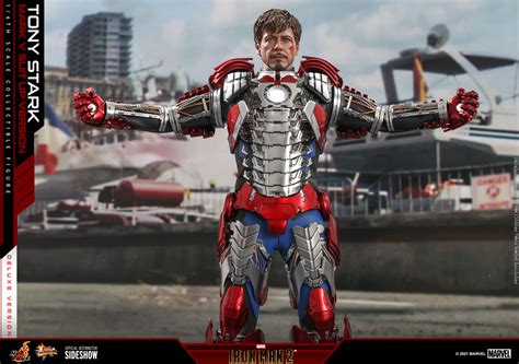 Iron Man Mark V Suit Up Version Da Hot Toys Toyzntech Il Portale Del Collezionismo Statue