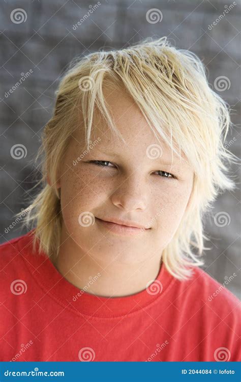 Het Blonde De Jongen Van De Tiener Glimlachen Stock Foto Image Of Beeld Gezicht