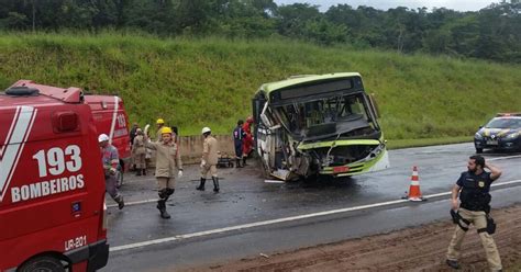 G Nibus Bate Em Mureta Na Br E Passageiros Ficam Feridos Em