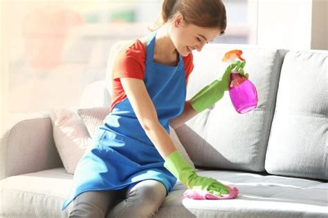 Как почистить диван в домашних условиях: лучшие способы чистки обивки ...