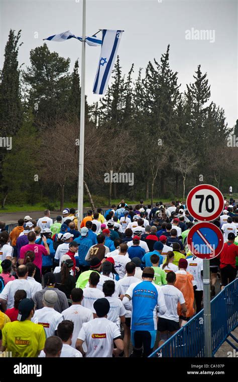 21km Half Marathon Begins With 2600 Runners Including Jerusalem Mayor