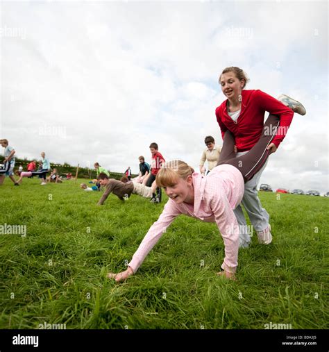 Wheelbarrow race hi-res stock photography and images - Alamy