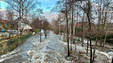 Hochwasser Lage Vielerorts Angespannt Evakuierungen