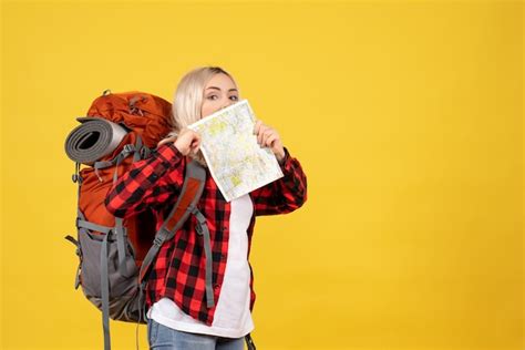 Vue De Face Fille Blonde Avec Son Sac Dos Tenant La Carte Devant Son Visage Photo Gratuite