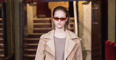 У дюнах: збираємо гардероб в пісочних тонах | Vogue UA