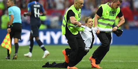 Mondiali Le Pussy Riot Invadono Il Campo Della Finale Per Chiedere La Liberazione Dei