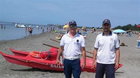 Abusivismo In Spiaggia Sequestrati Teli Da Mare Il Piccolo