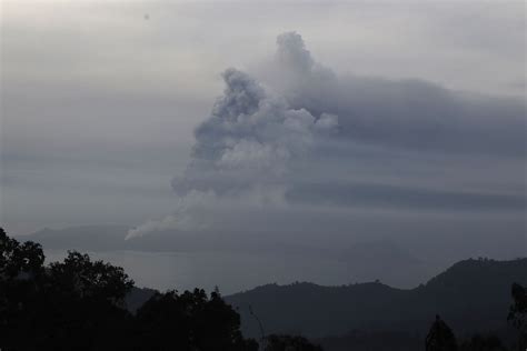 Philippine Volcano Spews Lava Ash Shutting Manila Airport The Times Of Israel