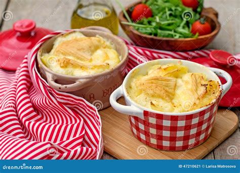 Repas Traditionnel Français Tartiflette De Pomme De Terre Image Stock