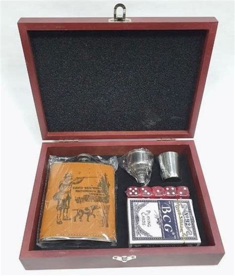 Подарочный кейс "Охотник" флягой, картами, 5ю игральными кубиками ...