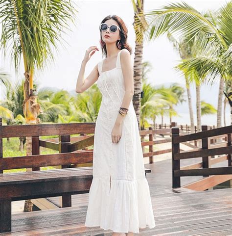 Chẳng cần bikini khoe da thịt Chi Pu vẫn gợi cảm với đường cong lấp ló nhờ kiểu váy này