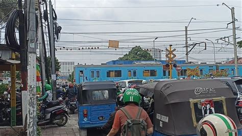 Perlintasan Kereta Api Jpl Jln Pramuka Jakarta Timur Youtube