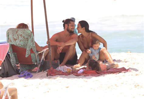 Yanna Lavigne E Bruno Gissoni Curtem Praia As Filhas No Rio De