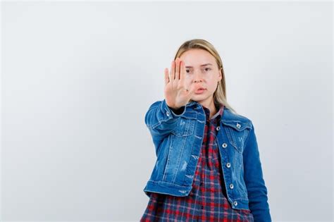 Femme blonde montrant un geste d arrêt en chemise veste et semblant résolue Photo Gratuite