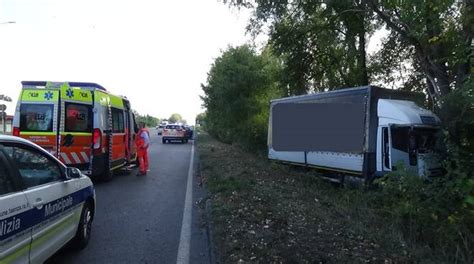 Perde Il Controllo Del Camion Ed Esce Di Strada Attraversando Due