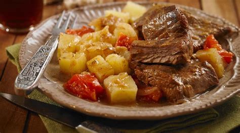 Vacío al horno con papas estilo criollo Cocineros Argentinos