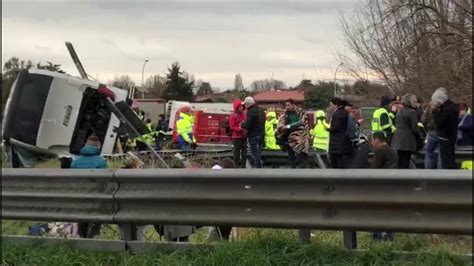 VIDEO Un autocar plin cu români plecat din Roma s a răsturnat pe