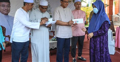 Penjawat Awam Terengganu Terima Duit Raya RM700 Berita Harian