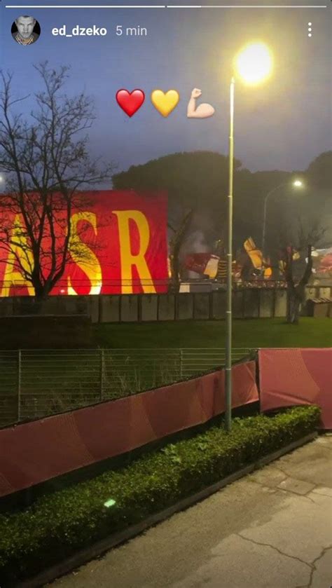 Roma La Carica Dei Tifosi In Vista Del Derby Cori Fumogeni E L