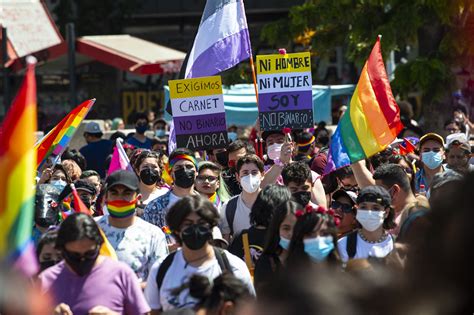 Chile vivió un histórico Día del Orgullo cuando está a punto de aprobarse el matrimonio gay en