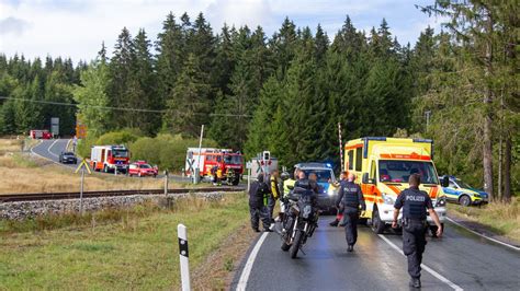 Motoradfahrer bei Unfall in Südthüringen in Graben geschleudert und