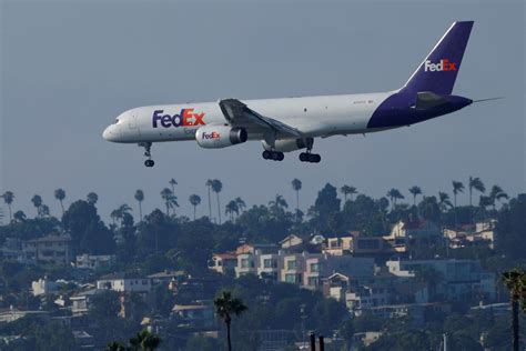 FedEx Express revamp hangs on fate of USPS, pilot talks | Reuters