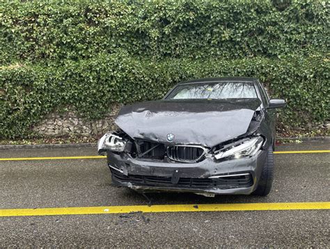 Heftiger Unfall Dättwil AG BMW Neulenker kracht frontal in Mauer