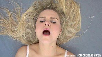 Rubia tímida experimenta un orgasmo salvaje XVIDEOS