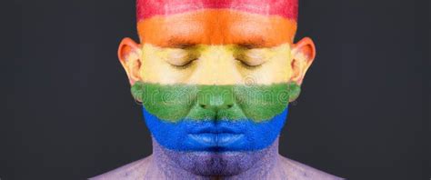 Bandera Gay Pintada En La Cara De Un Hombre Imagen De Archivo Imagen De Hombre