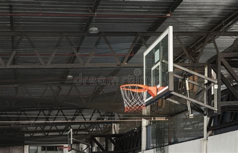 Vista Lateral Del Tablero Trasero De Fibra De Baloncesto Con Aro De