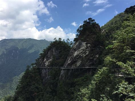 【携程攻略】杭州大明山景区景点到临安就是为了爬大明山。推荐索道缆车上山，徒步下山。悬空栈道是亮