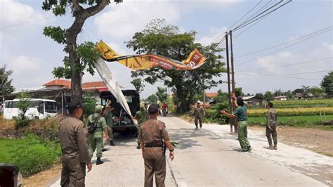 Operasi Bersama Penertiban Reklame Tak Berizin Di Wilayah Kecamatan