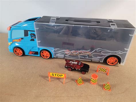 OUTLET Hot Wheels Transporter Na Aut Auto I Znaki Drogowe