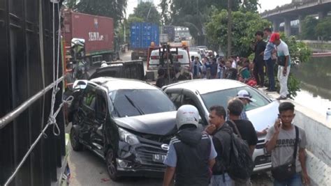 Penampakan Tujuh Mobil Diseruduk Truk Tronton Di Jalan Re Martadinata