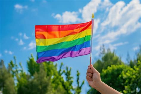 La main tenant l arc en ciel coloré drapeau gay symbole des personnes LGBTQ la diversité des