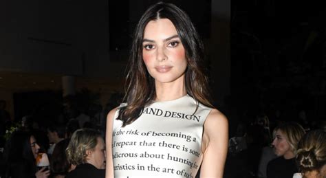 Emily Ratajkowski Expose Sa Poitrine Dans Un Bikini Peu Couvrant