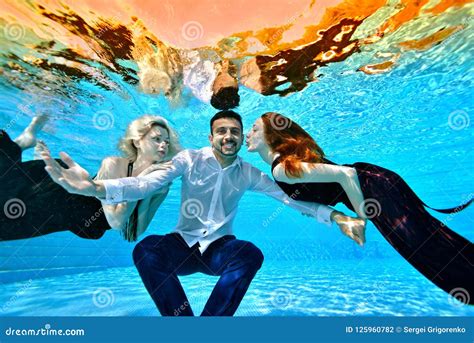 Twee Jonge Meisjes In Liefde Een Blonde En Een Brunette Zwemmen In Kleding En Spelen Met Een