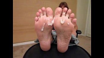 MILF Obtiene Una Gran Corrida En Sus Suelas Sexy XVIDEOS