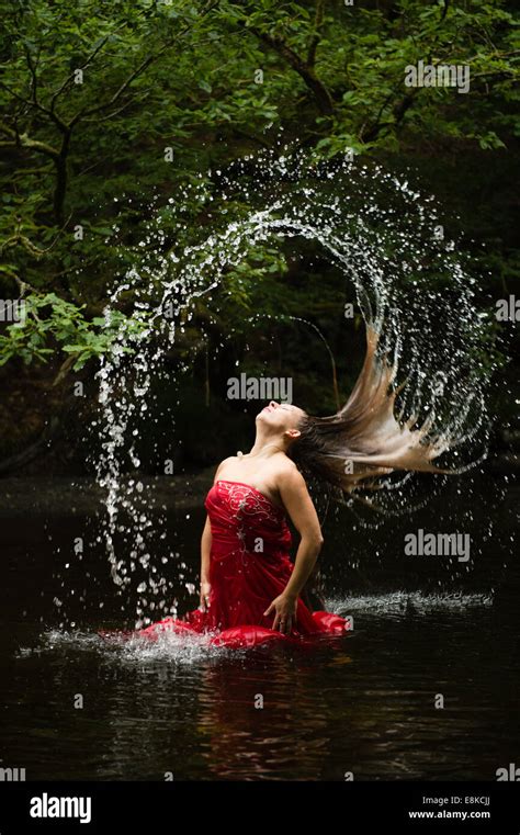 Fibonacci Folge eine blonde behaarte Frau Mädchen trägt eine tiefes rot Kleid Ballkleid in