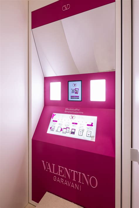 OSAKA VALENTINO POP UP STORE WindowsWear