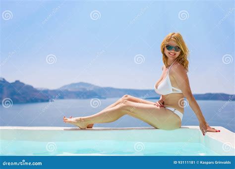 Frau Im Wei En Bikini Der Durch Das Pool Aufwirft Stockbild Bild Von