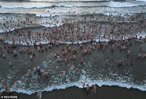 Septembare Naked Swimmers Brave Chilly North Sea At Sunrise For